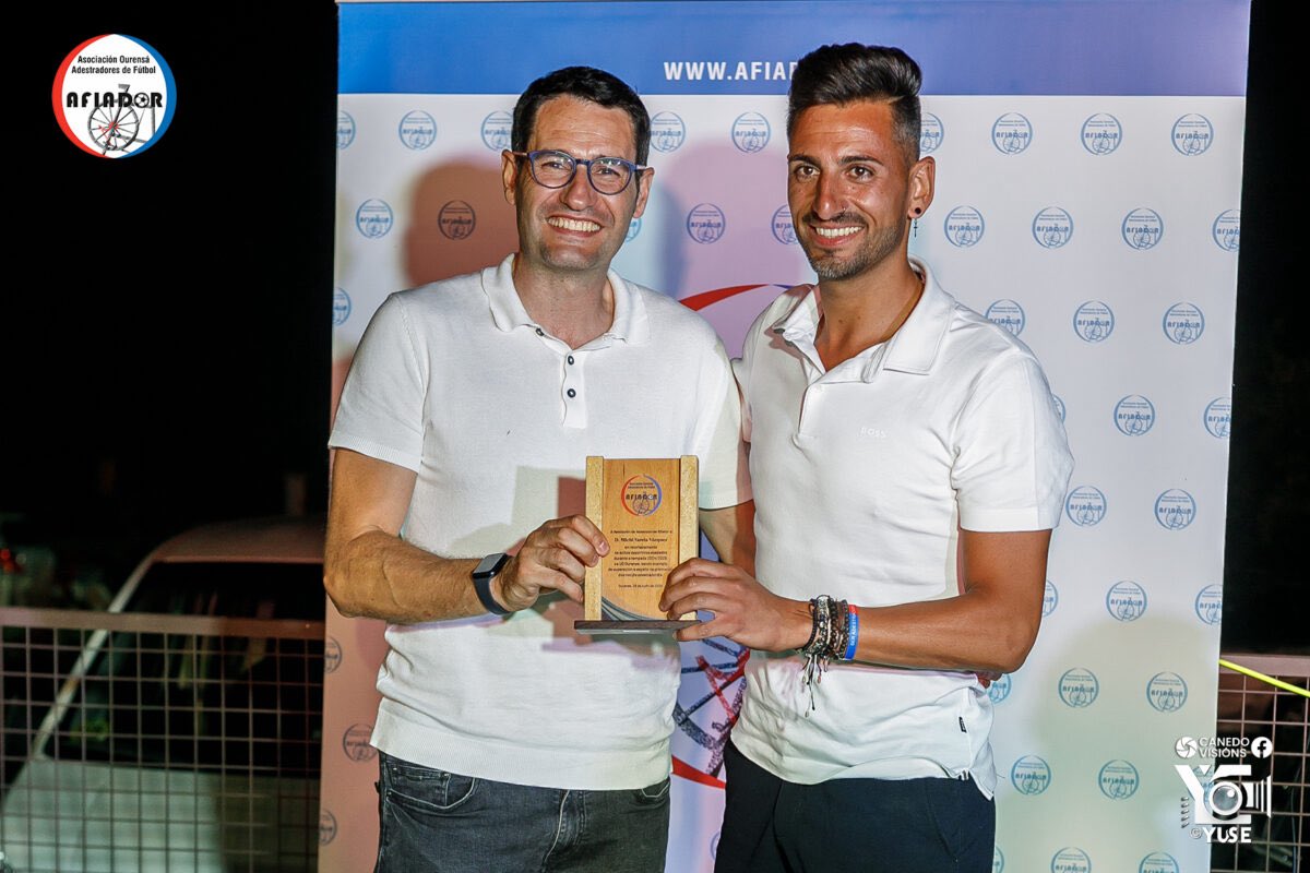 El pasado jueves, <a href="/afiadorou/">Asociación Entrenadores Afiador</a> celebró su tradicional gala de final de temporada. 

En ella <a href="/BorjaFF/">BorjaFF 💩</a>, <a href="/HectorOteroPf/">Héctor</a> y Michi Varela recibieron una placa de la asociación por su gran año con la <a href="/UDOurense2014/">UD Ourense 🐺</a> 

Gran acto para despedir el curso con grandes ilustres de nuestro fútbol.