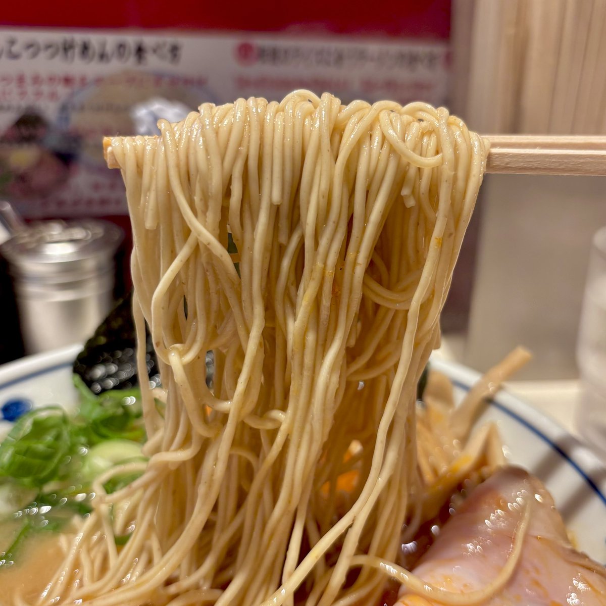 らあめん渋英 @ 渋谷
✔︎赤いとんこつめん

辛い油そばと迷って涼しかったのでラーメンのほうで。
あんまり辛くないかなと思ったけど、奥の辛味噌が混ざるとちゃんと
むかし食べた旨辛とは別のメニューだったけど、むこうは最初から赤いスープだったな。
ニンニクはがっつり入れたほうが美味しい。