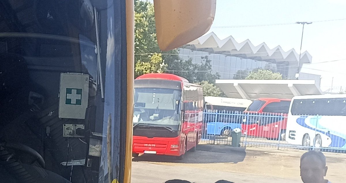 Када су ми све варијанте пропале покушао сам са оним чега се нико није сетио и узео карту за БГД редовном линијом Каниса (упамтите то име 🙏🏻❤️) из НС за Лесковац.