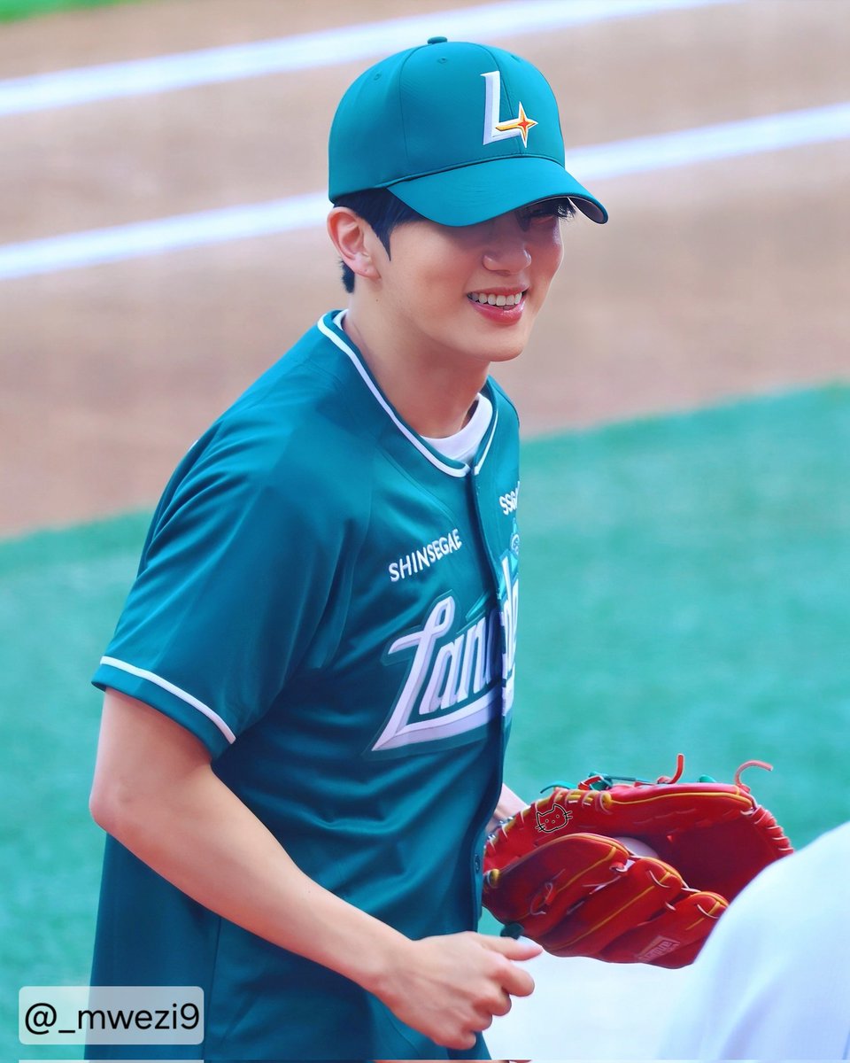 _mwezi9's tweet photo. ⚾️🔥

250627 SSG 시구
#유영재 #YOOYOUNGJAE
@BAP_Youngjae https://t.co/sIqKIbgmBW