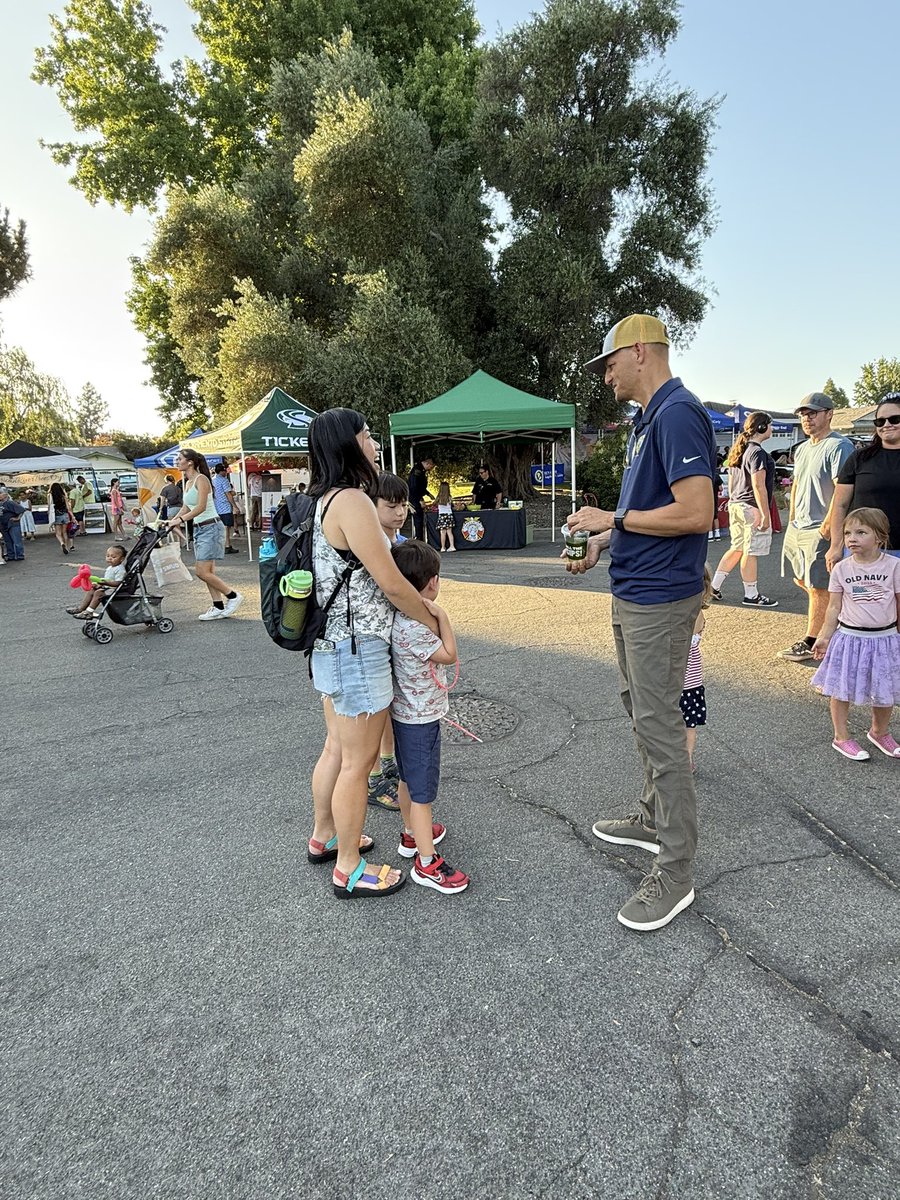 MayorMcCarty's tweet image. Kicked off summer with my 1st National Night Out as Mayor in College-Glen.
Thank you College-Glen Neighborhood Association, @SacFirePIO, @SacPolice & the amazing partners who made this block party happen.
I look forward more National Night Out events in August.