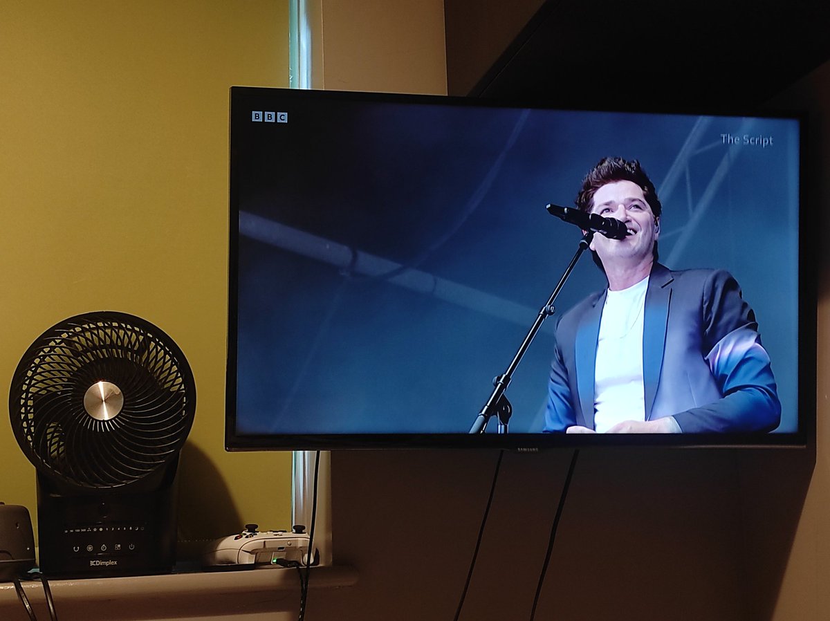 HCCMK's tweet photo. Summer weekends are for fans and @thescript @TheScript_Danny 👍 need to get to another gig soon https://t.co/fs8jGLYeei