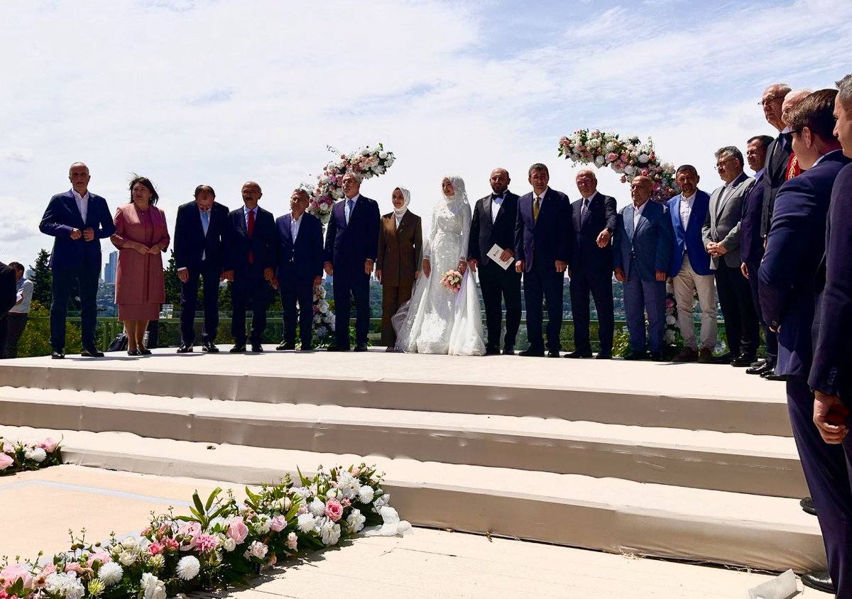 Av. Cesim Ercik🇹🇷 (@cesimercik) on Twitter photo Cumhurbaşkanı Yardımcımız Sayın <a href="/_cevdetyilmaz/">Cevdet Yılmaz</a> Beyin Özel Kalem Müdürü kardeşimiz Fatih Kılınç’ın nikâh merasimine katılım sağladık. Kıymetli çiftimize ömür boyu mutluluklar diliyorum. Cumhurbaşkanı Yardımcımız Sayın <a href="/_cevdetyilmaz/">Cevdet Yılmaz</a> Beyin Özel Kalem Müdürü kardeşimiz Fatih Kılınç’ın nikâh merasimine katılım sağladık. Kıymetli çiftimize ömür boyu mutluluklar diliyorum.