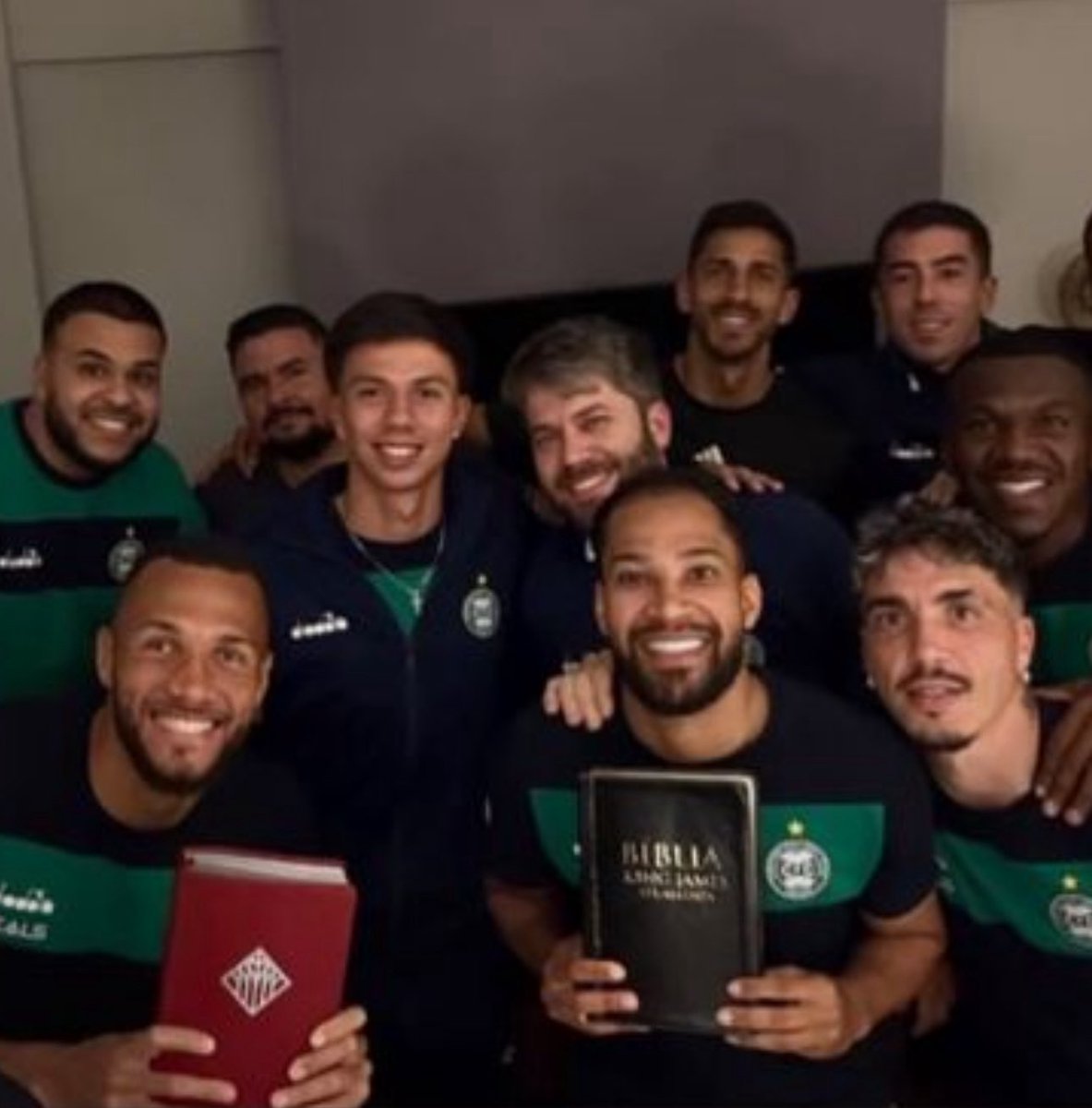 giuliabbenatti's tweet photo. JESUS HUMILHA O SATANÁS!!!!!!! https://t.co/Wo7lc1p9up