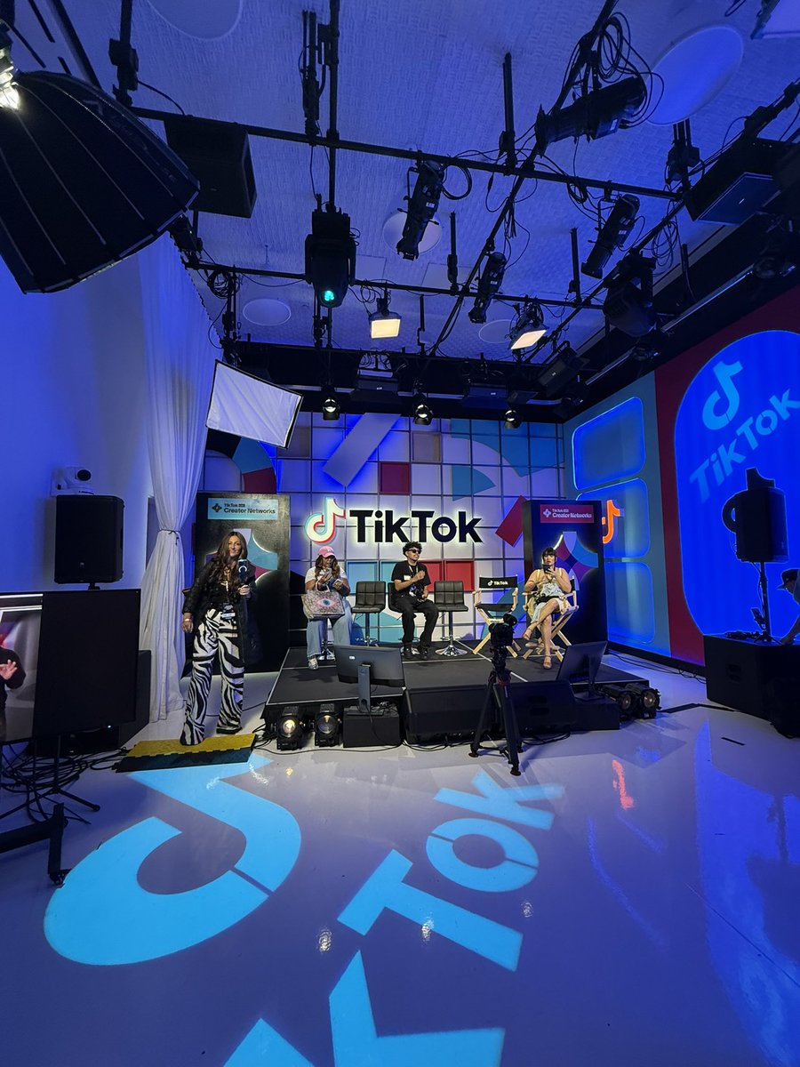 ThemeParkShark's tweet image. After almost 2 years of streaming on TikTok, I got the invite today to go check out their LA headquarters!
It was a fun night with a lot of cool creators in the room. I even got this graffiti-style Shark Squad hat that I’m really excited about. They had In-N-Out cater the event,…
