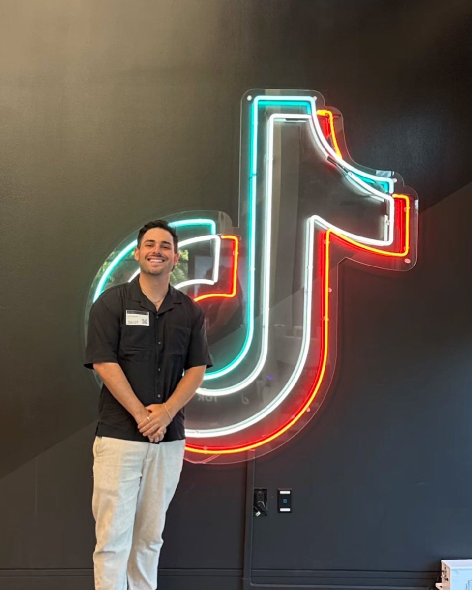ThemeParkShark's tweet image. After almost 2 years of streaming on TikTok, I got the invite today to go check out their LA headquarters!
It was a fun night with a lot of cool creators in the room. I even got this graffiti-style Shark Squad hat that I’m really excited about. They had In-N-Out cater the event,…