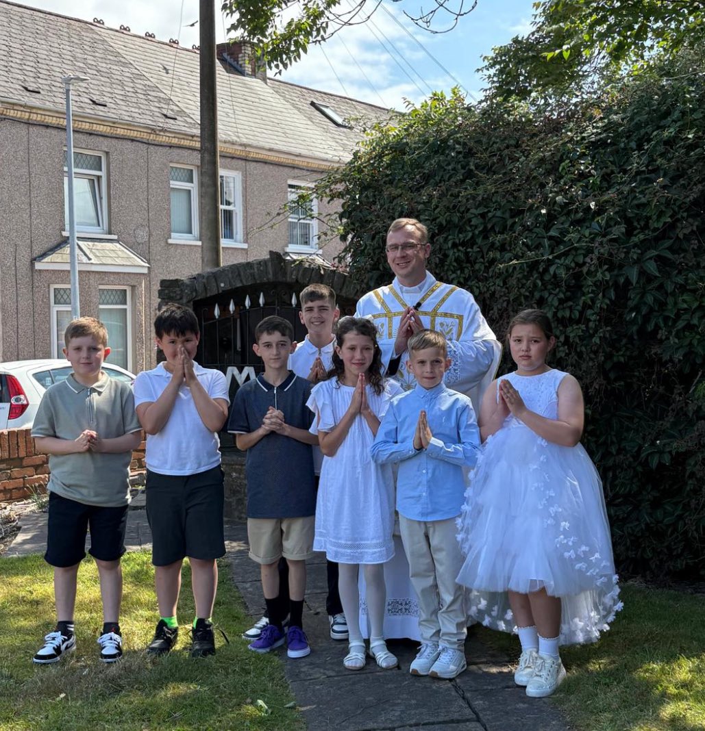 St David's RC Primary (@stdavidsrc2017) on Twitter photo What a lovely celebration at <a href="/catholiccwmbran/">Our Lady of the Angels & St. David, Cwmbran</a> to celebrate First Holy Communion of all the children who have been preparing at <a href="/OLAPrimary/">Our Lady's Cwmbran</a> and St David’s.
Diolch to Father Daniel What a lovely celebration at <a href="/catholiccwmbran/">Our Lady of the Angels & St. David, Cwmbran</a> to celebrate First Holy Communion of all the children who have been preparing at <a href="/OLAPrimary/">Our Lady's Cwmbran</a> and St David’s.
Diolch to Father Daniel