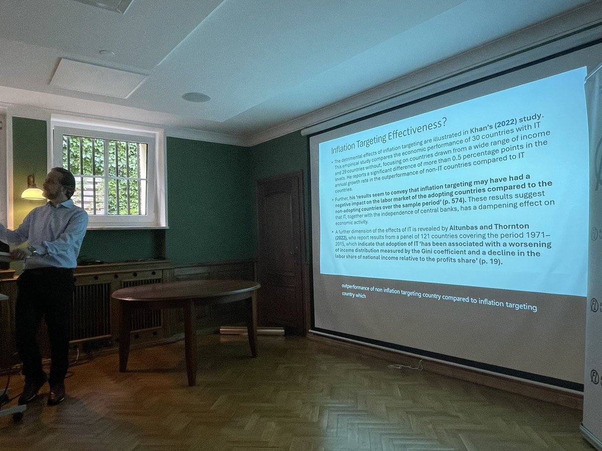GBachurewicz's tweet image. Natural rate of interest. Officially dead?
@JalalQanas discusses this and also effectiveness of inflation targeting (IT) strategy during the 2️⃣ day of our PK workshops!
Evidence shows that non-IT countries can even outperform IT countries in terms of economic growth😳
