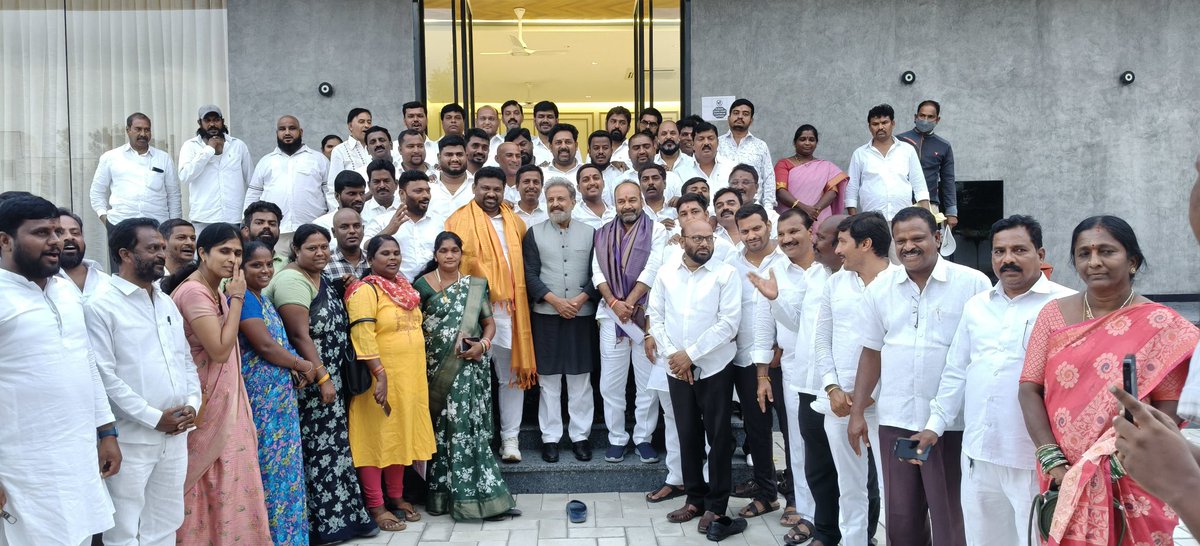 హయత్ నగర్ టీ - నగర్ కాలనీలోని  మా క్యాంప్ కార్యాలయానికి ఈ  రోజు స్టేట్ స్పోర్ట్స్ అథారిటీ చైర్మన్ శివసేన రెడ్డి గారు, టీపీసీసీ పరిశీలకులు ధారాసింగ్ గారు విచ్చేశారు. మా ఎల్బీనగర్ నియోజకవర్గంలోని బ్లాక్ అధ్యక్షులు, డివిజన్ అధ్యక్షుల కోసం దరఖాస్తు చేసుకున్న పార్టీ నేతలందరితోనూ మేము