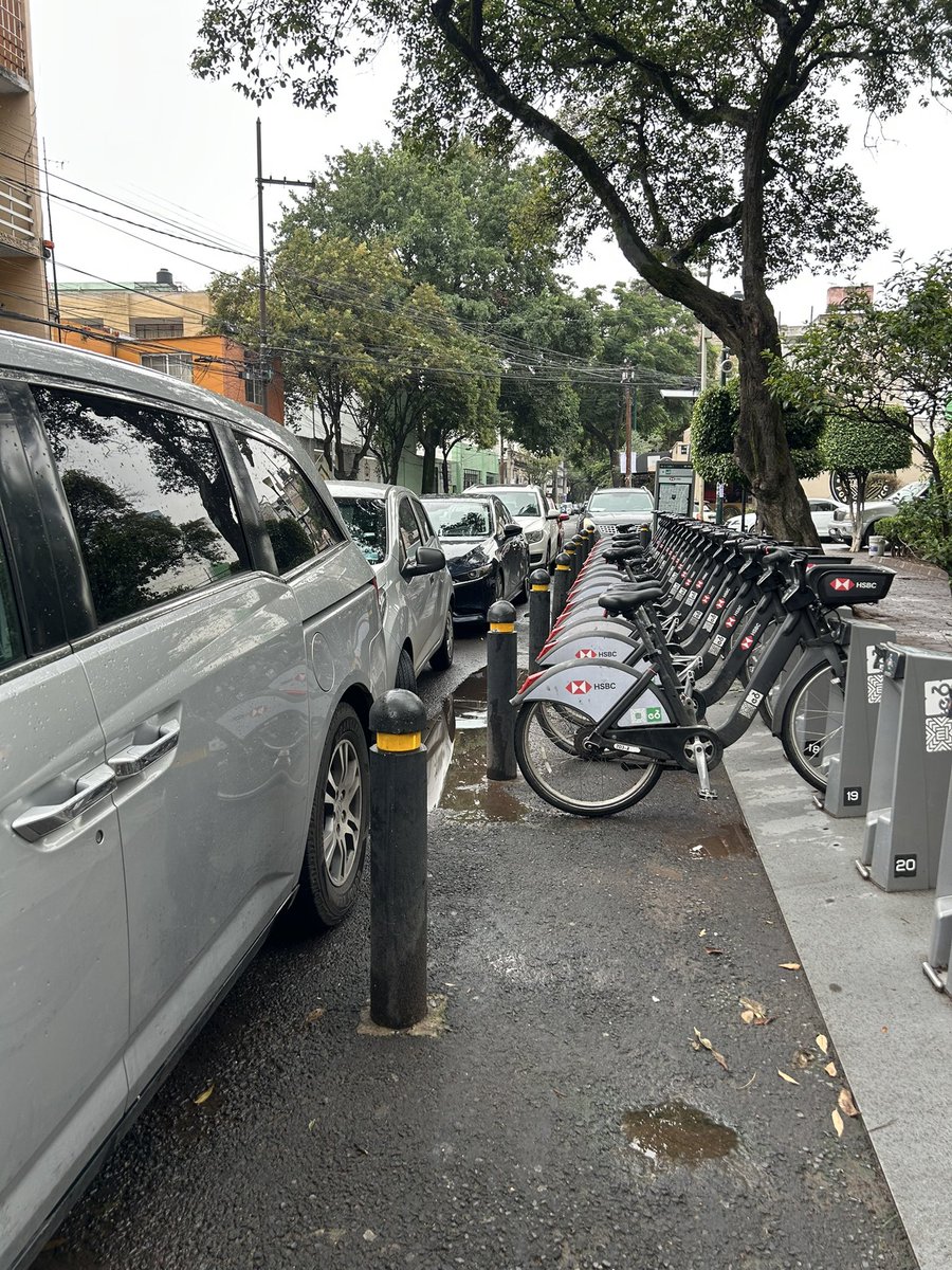 Fannb_'s tweet photo. No hay día que no haya carros estacionados en esta ciclo estación @ecobici @UCS_GCDMX CE-312 Avenida 2 y calle 7 col. San Pedro de los Pinos https://t.co/d5lEFHlhtM