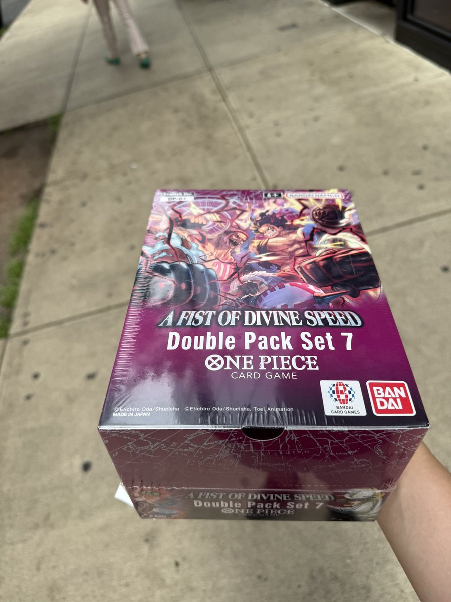 Went to target and saw some OP11 double packs. I asked if I can grab 2 and the empty display box....he went to back to look for the box and asked if this is what I wanted 🤯 $82 after using my redcard! <a href="/newagemiguel/">Miguel B</a> <a href="/pray4goodpulls/">Jem</a> <a href="/stiznerk/">K Steez</a> <a href="/AndyCollectz/">Andy Collectz</a>
