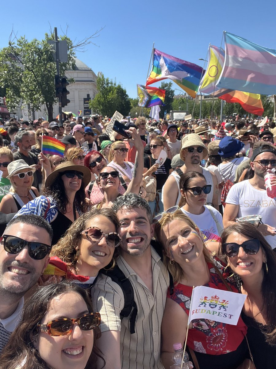 Hola <a href="/PM_ViktorOrban/">Orbán Viktor</a> 👋🏾🏳️‍🌈