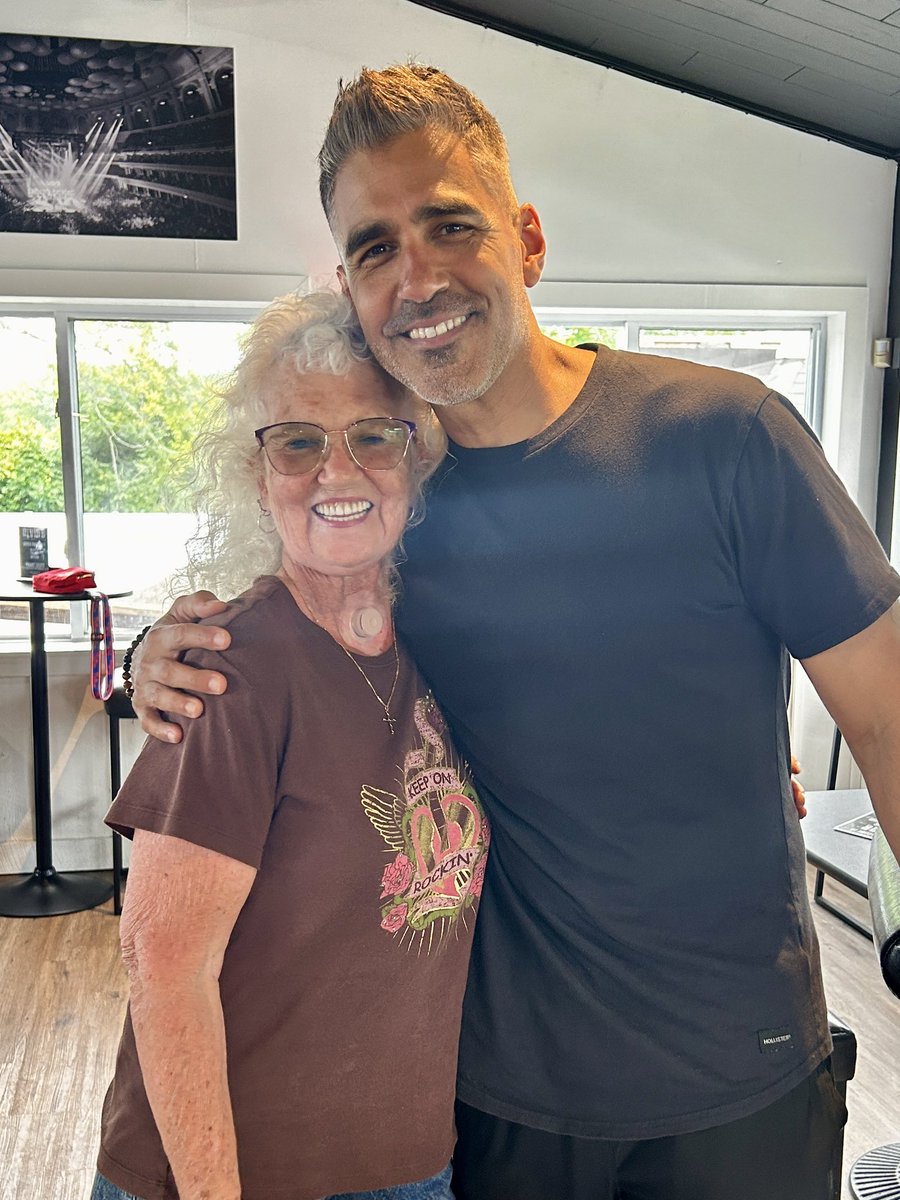 theKLK's tweet photo. What a wonderful surprise it was to see @elviofernandes during an impromptu visit to Elvio’s. ❤️🖤 https://t.co/4zpg0vDO4R