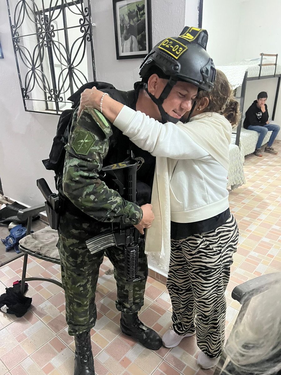 RafaelaCortesZ's tweet photo. Activamos plan candado en todo el departamento y realizamos operaciones de búsqueda en zona montañosa de la Vereda El Cocuy - Corregimiento 7 de Villavicencio para dar con el peligroso grupo de criminales que viene robando y extorsionando a la población, en fincas en el área rural de Villavicencio, Acacías, Restrepo y Cumaral, y a cuyo accionar se dio un fuerte golpe en horas de la noche de ayer, cuando gracias a la rápida reacción del Grupo Delco del Gaula Militar se frustró un robo mediante modalidad de secuestro, que ejecutaban en una de las fincas del municipio.

Ofrecemos hasta 40 millones de pesos a quien de información que efectivamente conduzca a su identificación, paradero o captura y nos ayude a desarticular esta peligrosa banda a quien ya tenemos acorralada gracias a la fuerza pública.

Mi agradecimiento a cada hombre y mujer del @COL_EJERCITO @Ejercito_Div4 y CTI @FiscaliaCol que actuaron oportunamente anoche arriesgando su vida en el fuerte enfrentamiento que sostuvieron con estos bandidos, y en el que no solo se logró liberar sana y salva a toda la familia sino que se pudo recuperar todo lo que se iban a llevar, así como los cuatro vehículos que se iban a robar, y también un importante y valioso material de guerra.

Mi reconocimiento y agradecimiento también a la ciudadanía que armada de valor llamó a denunciar lo que estaba ocurriendo y gracias a cuya alerta se pudo evitar este delito e incluso salvar vidas.