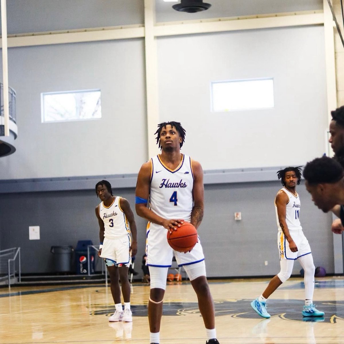 We would like to welcome Sohn McGee. A 6’6 wing/ forward from Columbus, Ohio who can shoot the basketball and is athletic too! He spent his last two seasons at Hocking Community college. This past season he averaged 11 ppg and while shooting 36% from 3 and brought in 4 rpg! Dawgz