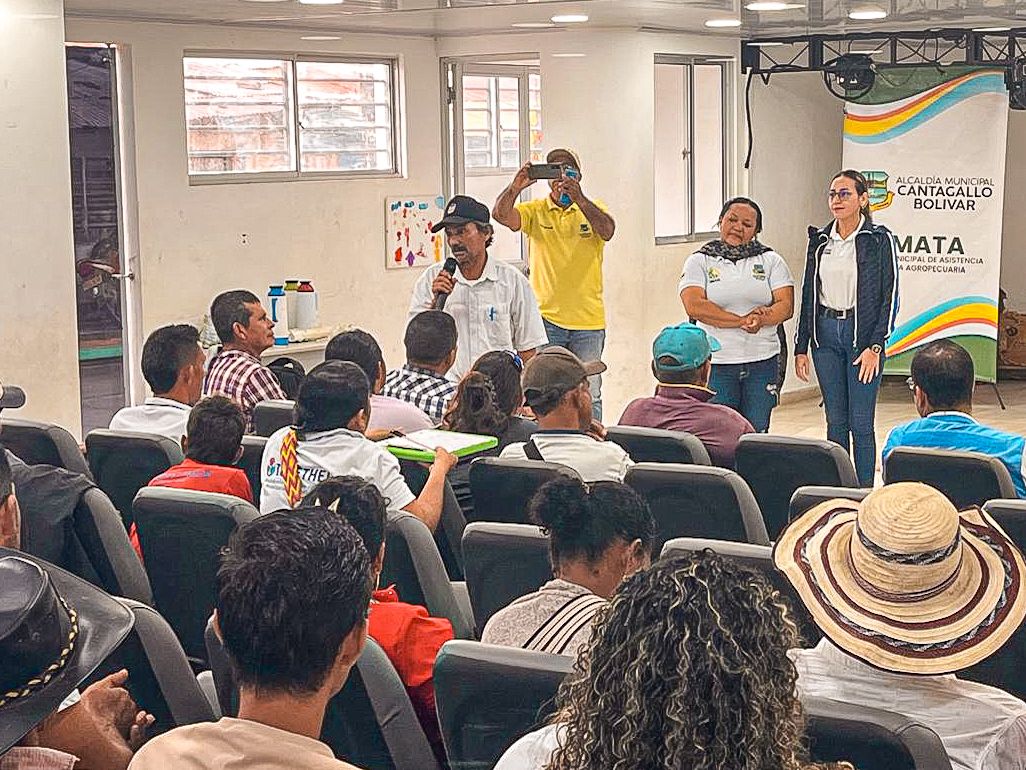 AgenciaTierras's tweet photo. El municipio de Cantagallo es el último en el mapa del departamento de Bolívar. Por su ubicación estratégica, desde hace más de 40 años han hecho presencia allí todos los grupos insurgentes y paramilitares con presencia en el país, pero pocas veces llegaba la institucionalidad.

Desde la @AgenciaTierras, llegamos a fortalecer los espacios de participación ciudadana y darle voz al campesinado con la creación del Comité Municipal de Reforma Agraria. 

#SomosReformaAgraria porque le cumplimos al acuerdo de paz y a los territorios más vulnerables del país.
