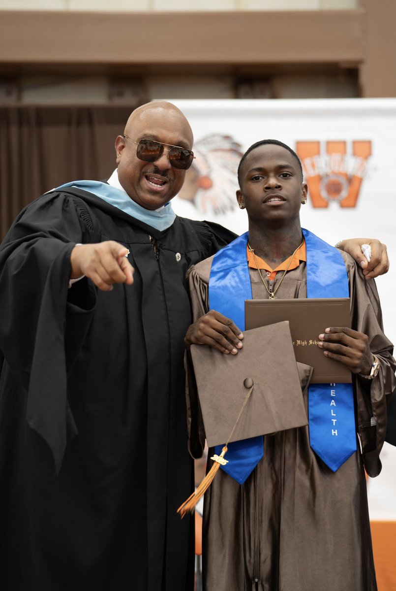 weequahic_mbb's tweet photo. Say Hello to our New Alumni pt 2 #Graduation25 https://t.co/a02QvPogEJ