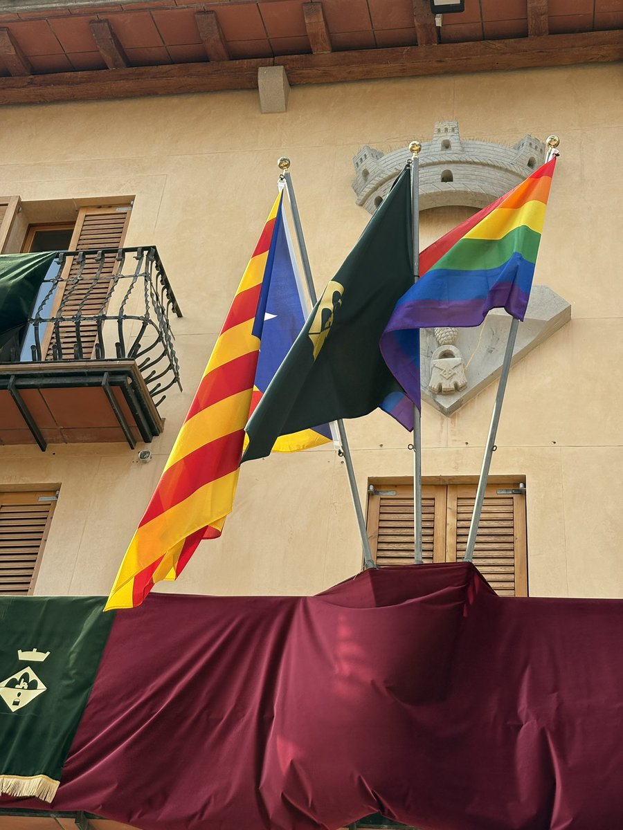 AjVilada's tweet image. Estima com vulguis, però estima 🌈 sempre amb orgull.
#orgulllgtbi #visitvilada #elberguedà
