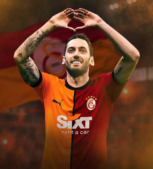 Hakan Çalhanoğlu İstanbul’da … 
İçi kıpır kıpır etmeyen var mı ? 
Tamam, belki sadece tatil için Türkiye’de ama bir umut bekliyoruz işte…. 

💛❤️