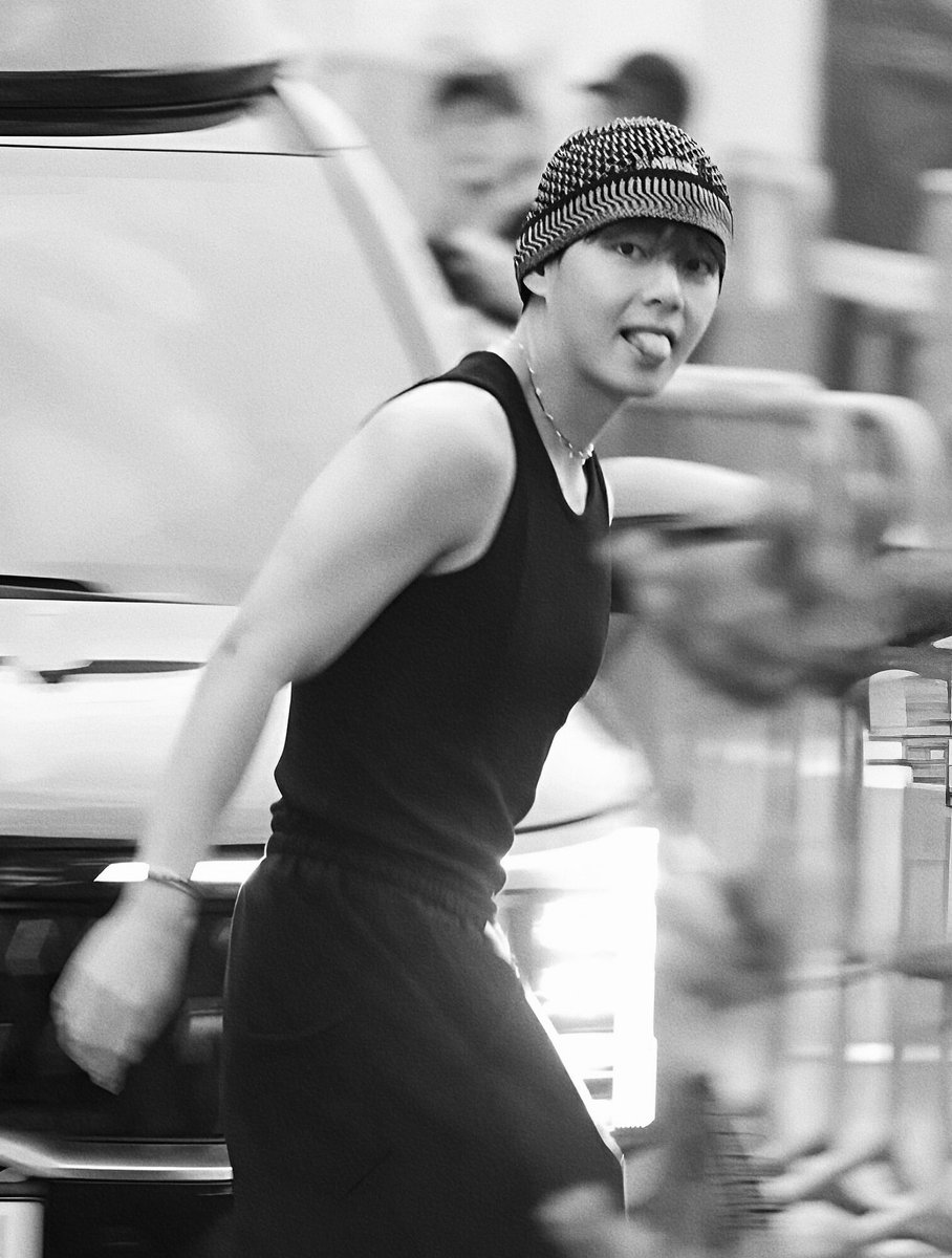 kookv twotweets : missing cardigan

slight 18+ might occur