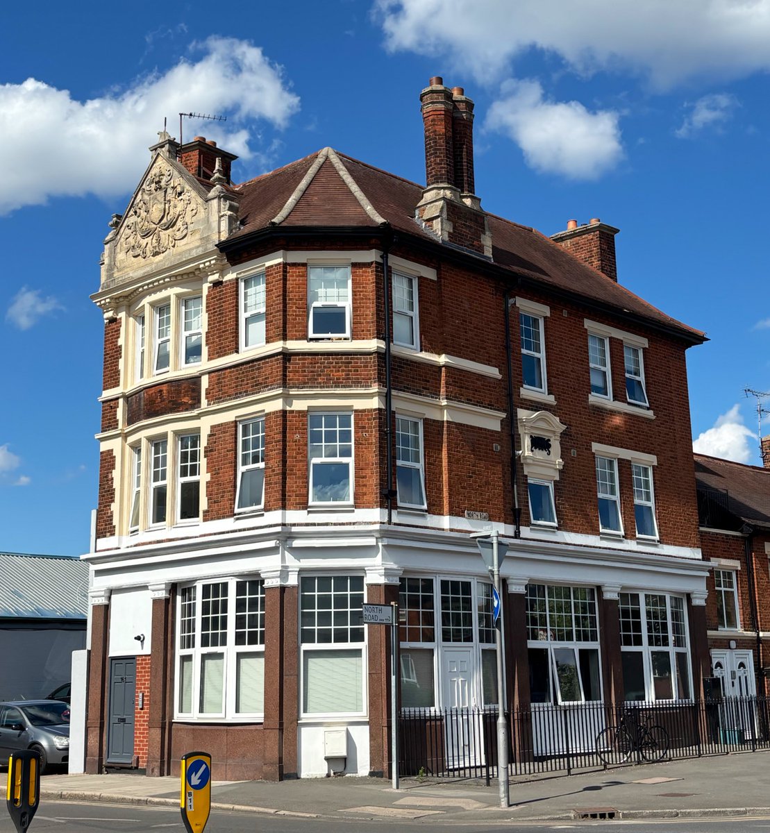 LondonPubMap's tweet photo. The British Queen pub 161 Haydons Road SW19. Built in 1901 but closed in 2012. It’s sad to see a majestic building like this not slinging pints on a Saturday afternoon.
#deadpub #britishqueen #sw19 https://t.co/Df1bI9UIeQ