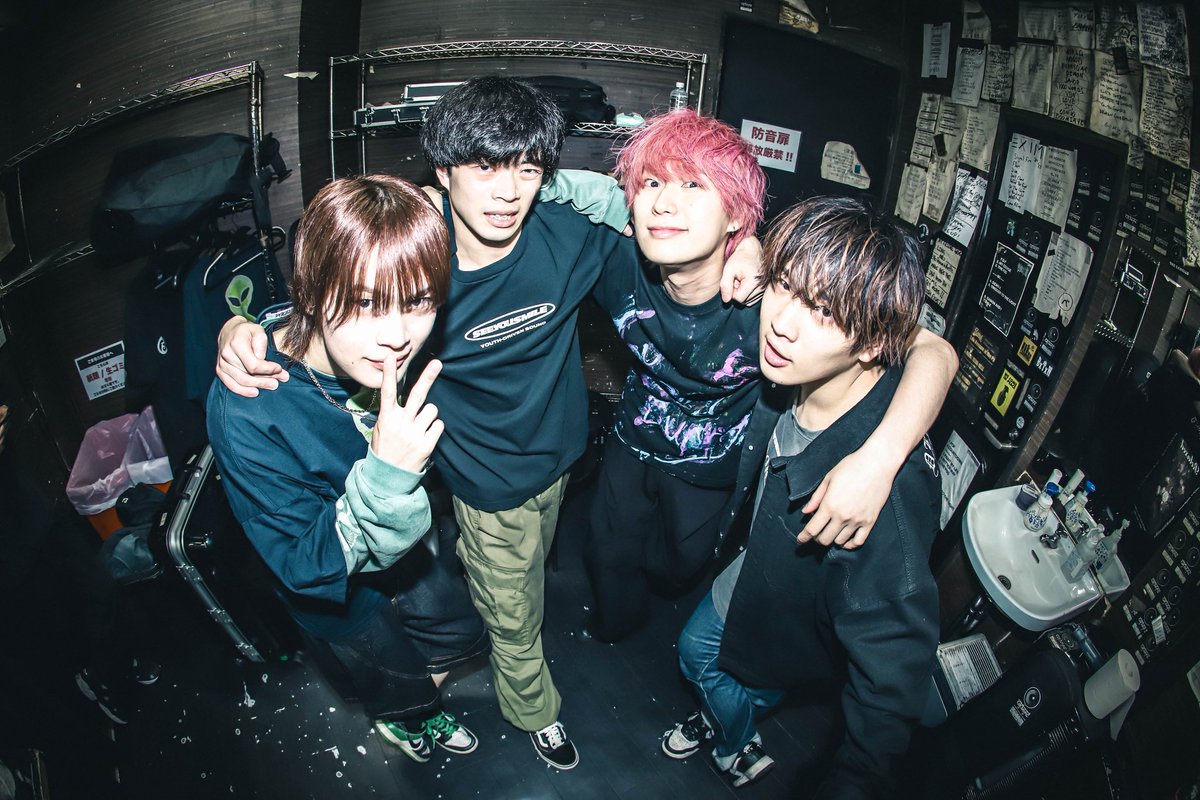 2周年で1st ワンマンライブご来場いただきありがとうございました！まだまだ実力不足感じたけど最高の1日でした
口下手な方だと思うからいつもmcとかも上手く言えないこと多いけどいつも応援してくれるあなた達が大好きです！本当にありがとこれからもよろしく！