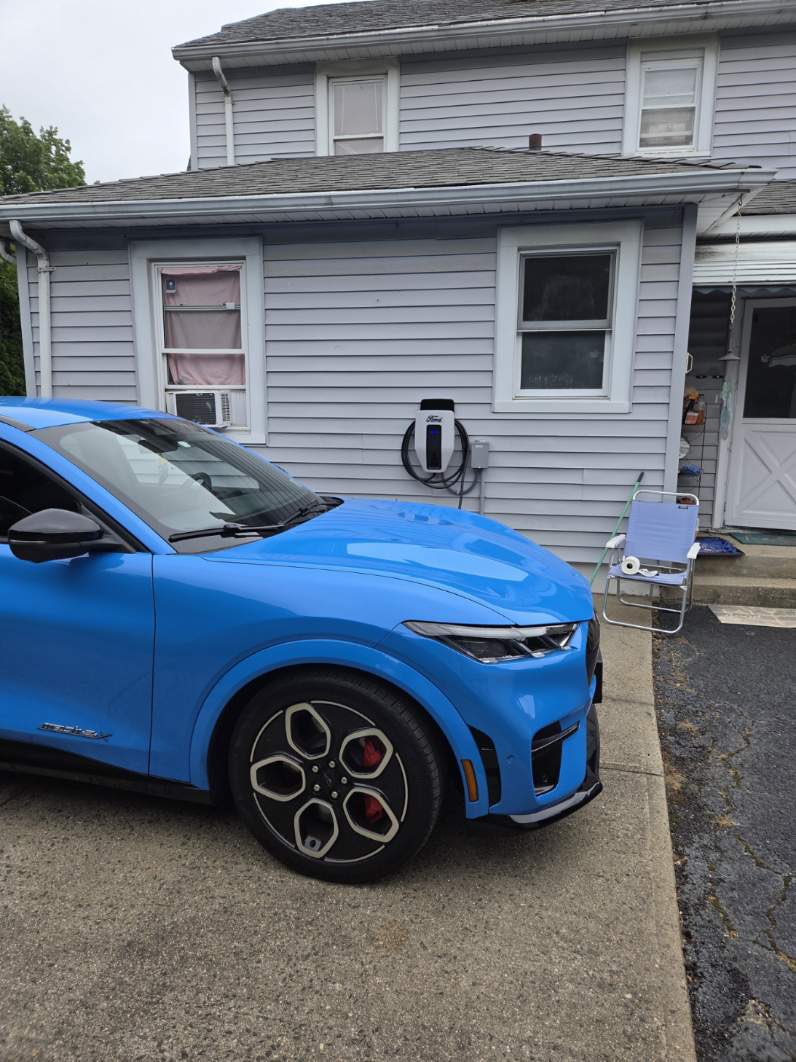 JFF_Electric's tweet image. ⚡️Another sleek @FordMustang charging in the comfort of home!

🔌The Ford Power Promise helps new EV owners connect with a local @Qmerit electrician who will help electrify your home.