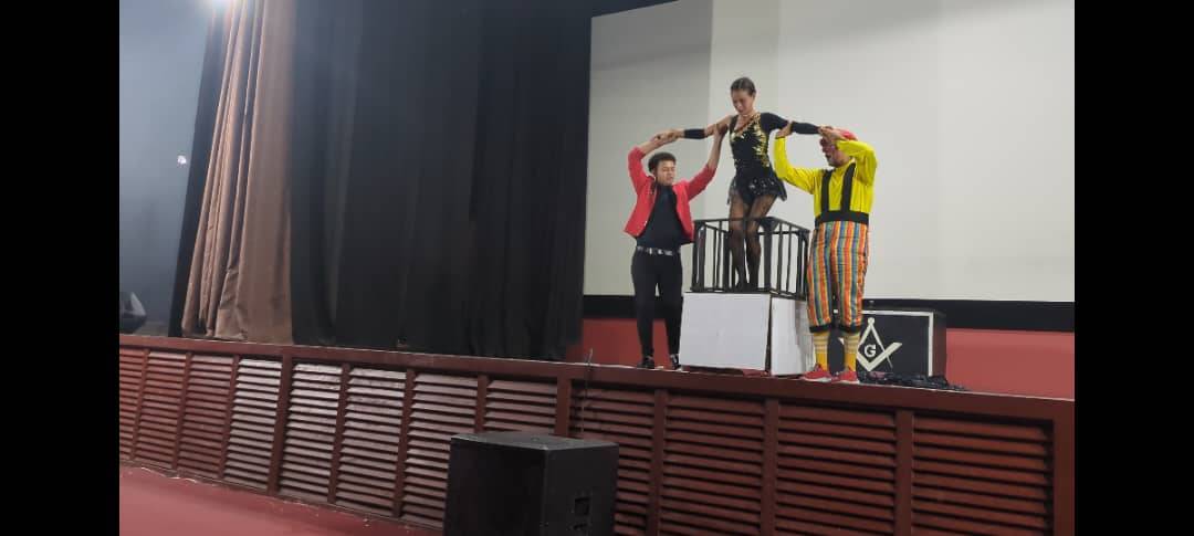 #Hola a todos mis <a href="/seguidores/">seguidores</a> 
Recuerden que hoy sábado nos presentamos en el cine Céspedes de la ciudad de #Bayamo a las 7:00 pm 📷
¿Cómo se llama nuestro espectáculo?
"Todos es una fiesta"
!No te lo pierdas!📷📷📷
#ArtesEscénicasGranma
#VeranoSiempreJoven
#ProyectoTarequeando