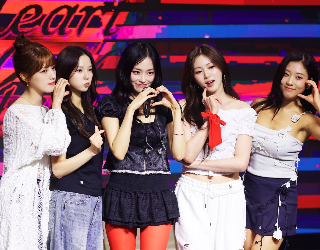 AboutMusicYT's tweet photo. CLC members reunite on stage today. https://t.co/6lGlcgjdAw