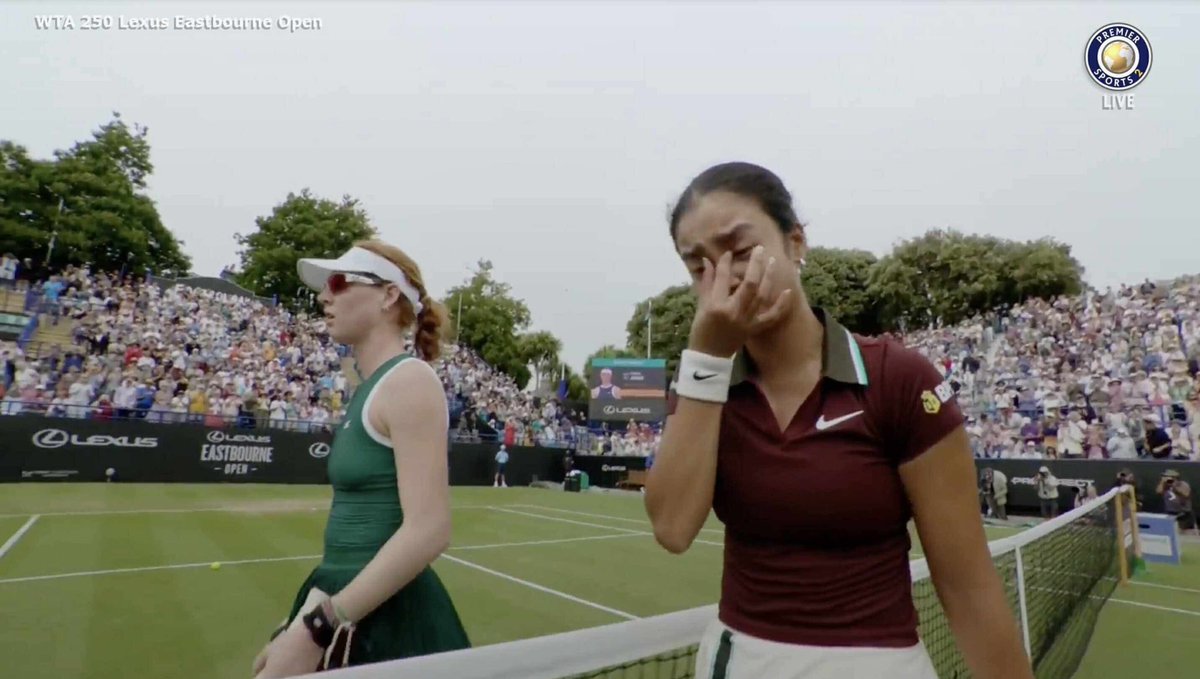NILABAN HANGGANG DULO ❤️‍🩹🇵🇭

Alex Eala put up a brave fight against Australia’s Maya Joint, giving it her all until the end before falling in a thrilling 4-6, 6-1, 6(10)-7(12) battle in the 2025 Eastbourne Open final.

#EastbourneOpen

📸 Screengrab/Premier Sports Network 2