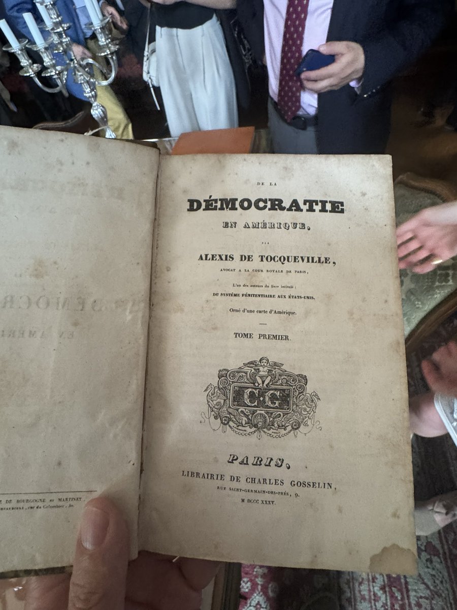 Wspaniale było uczestniczyć w Toqueville Conversations w zamku, w którym  tworzył Alexis. Jego gabinet, wspaniali skadkobiercy, którzy goszczą konferencję i pierwsze wydanie „O demokracji w Ameryce” poniżej