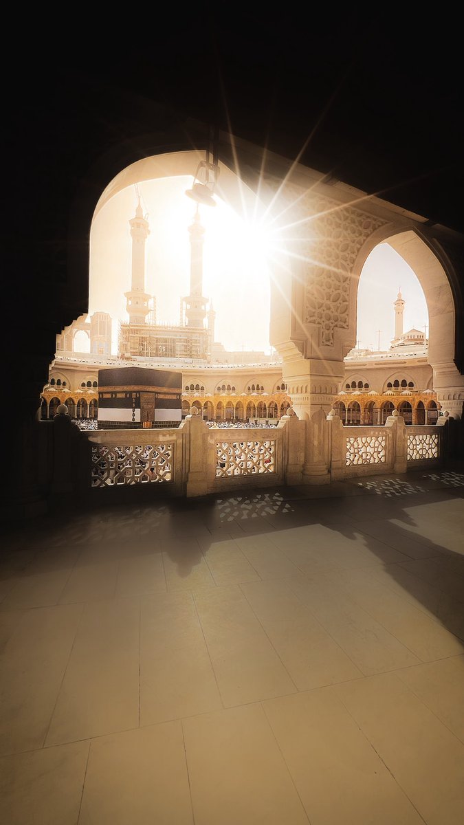 Makkah_wr's tweet photo. أنتِ الضياء وأنتِ الشمس والقمرُ!🤍🕋 https://t.co/sTGkLqjvjY