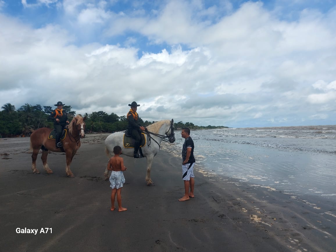 PoliciaDECOR's tweet photo. ¡Tu seguridad es nuestra prioridad!🚔🌊  

Esta temporada vacacional, los @CarabinerosCol estan más cerca que nunca para acompañarte y garantizar que disfrutes con tranquilidad. 🌴👮♂️  

🔹 Tu bienestar importa, por eso trabajamos para brindarte seguridad.  
#VacacionesSeguras