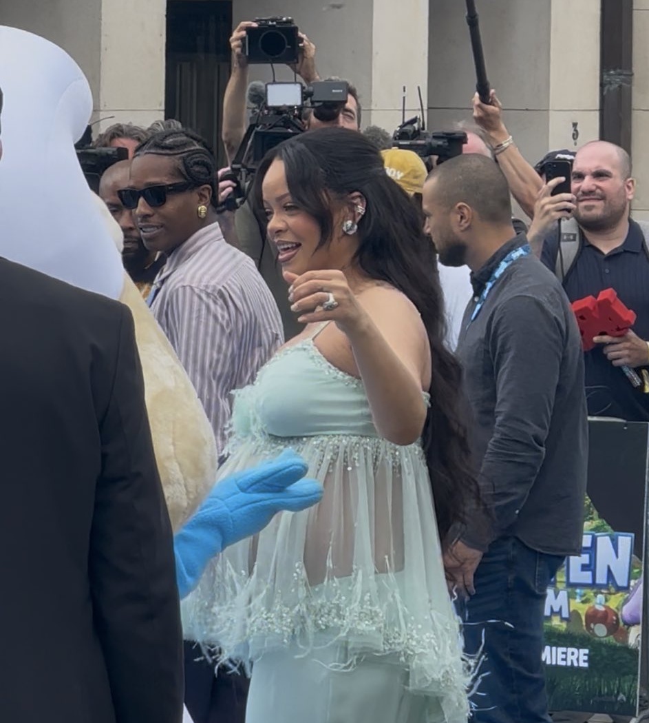 GalerieRihanna's tweet photo. Rihanna at the Smurfs Movie premiere in Brussels. https://t.co/sRJQr5hzDN