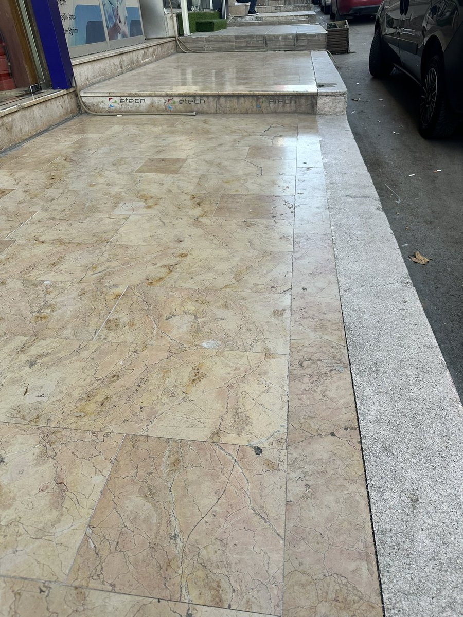 Koskoca CHP il binası caddesinde 1 tane çöp konteynırı var , inanılacak gibi bir şey değil neden kendi binanın önüne bakmazsın anlamış değiliz , esnaf şikayetçi burnunun önünü görmemek bu kadar zor mu ? Tüm şehrin kaldırımlarını tekrar tekrar yenilediniz CHP bina önü ve yanları