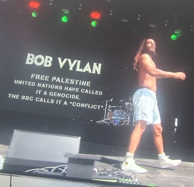 joe_averagejoe's tweet photo. As always #BobVylan calling it out at #Glastonbury 🎶✊🏻🇵🇸 https://t.co/cQbwBtS3tY