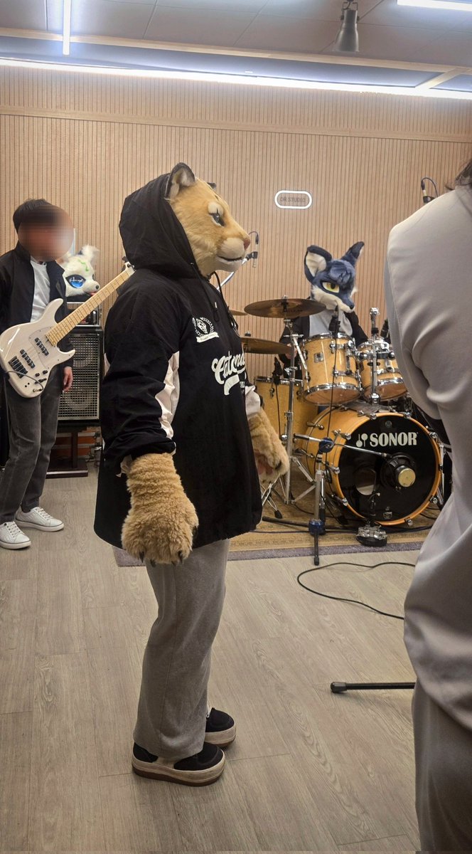 oreogunbbang's tweet image. 후드쓰고 합주하면 좋느를 줌