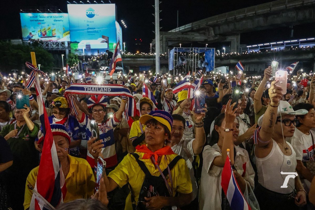 Thairath_News's tweet photo. จตุพร พรหมพันธุ์ ขึ้นเวทีปราศรัยเป็นคนสุดท้ายของ #คณะรวมพลังแผ่นดิน ส่งสัญญาณขับไล่ตระกูล #ชินวัตร ให้รีบเก็บข้าวของอ���กไปจากประเทศไทย ก่อนเชิญแกนนำทุกคนร่วมขึ้นเวทีเพื่อร้องเพลงสรรเสริญพระบารมีปิดท้าย ก่อนยุติการชุมนุมในเวลา 21.40 น. / 28 มิถุนายน 2568⁣
⁣
📍 อนุสาวรีย์ชัยสมรภูมิ⁣
⁣
ภาพ : ธนัท ชยพัทธฤทธี⁣

#ม็อบ28มิถุนา #ThairathPhoto #ไทยรัฐออนไลน์