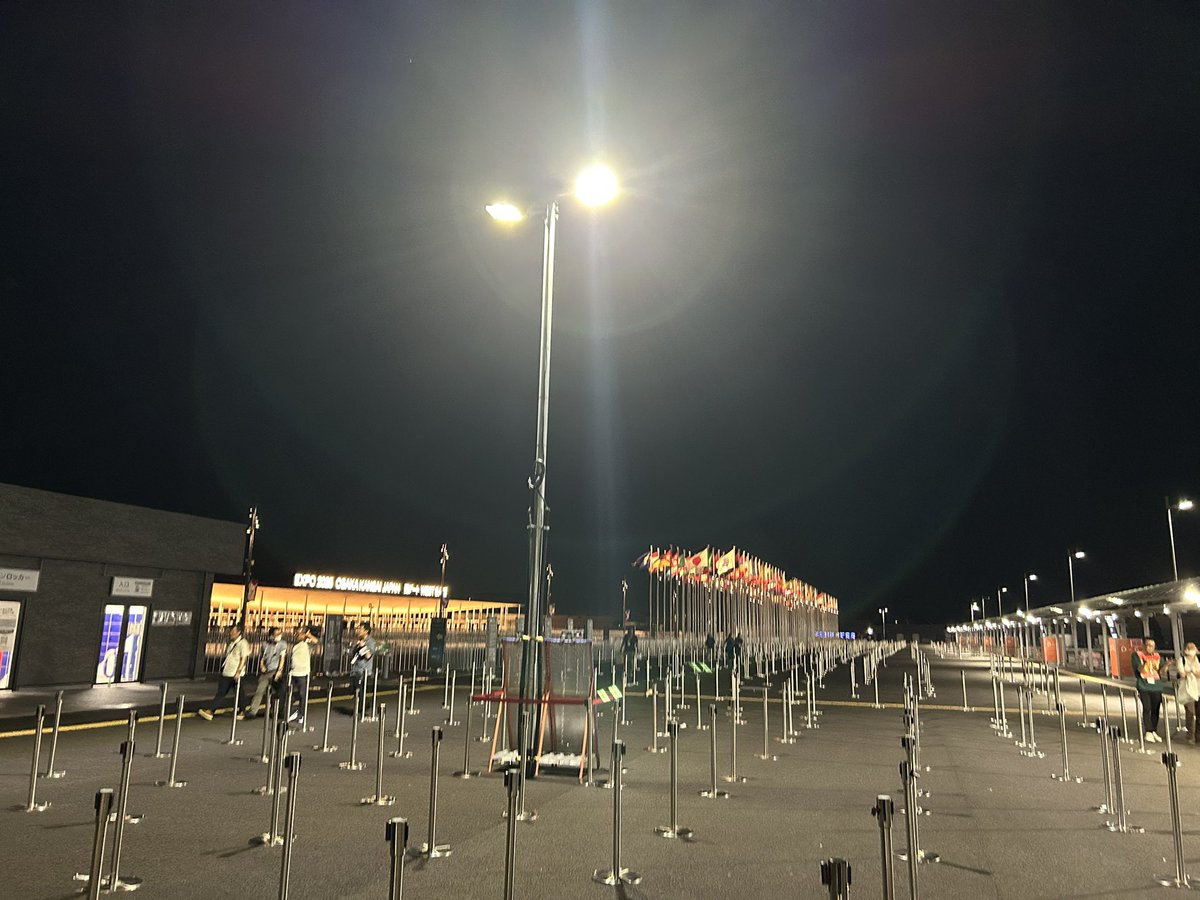 8871_m's tweet photo. 万博暑くて疲れたけど楽しんできた。
21時半からバスを待つも、23時20分頃に行列は途中にも関わらずバスは打ち切られ、残りの数十人はタクシーを案内される羽目に。
（勿論何の保証もない）
まああの中の誰かが苦情入れるだろうし、月曜のミヤネ屋案件でしょうかね？ https://t.co/ZQJU9Ce14H