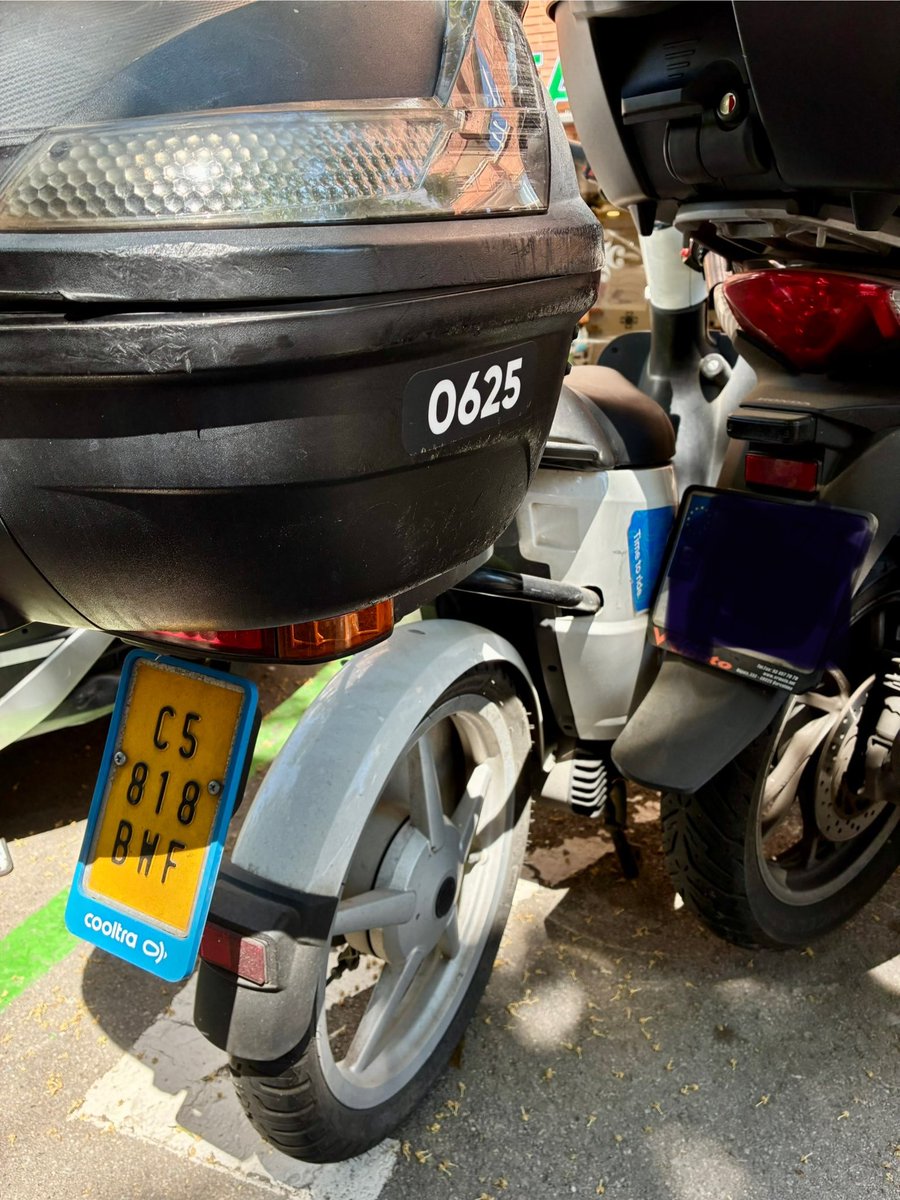 DataCaducitat's tweet photo. La próxima vez que un niñato/a deje una moto @cooltra pegada a mi moto os la vais a encontrar en un desguace o al fondo de un barranco. Controlad a vuestros usuarios https://t.co/upFziT10t0