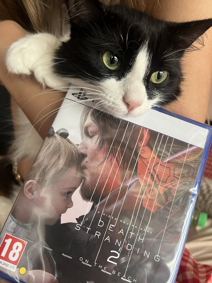 Boneflayer's tweet photo. @HIDEO_KOJIMA_EN my own Bridge Baby helping me unpack this masterpiece https://t.co/6cUb4BZYI1