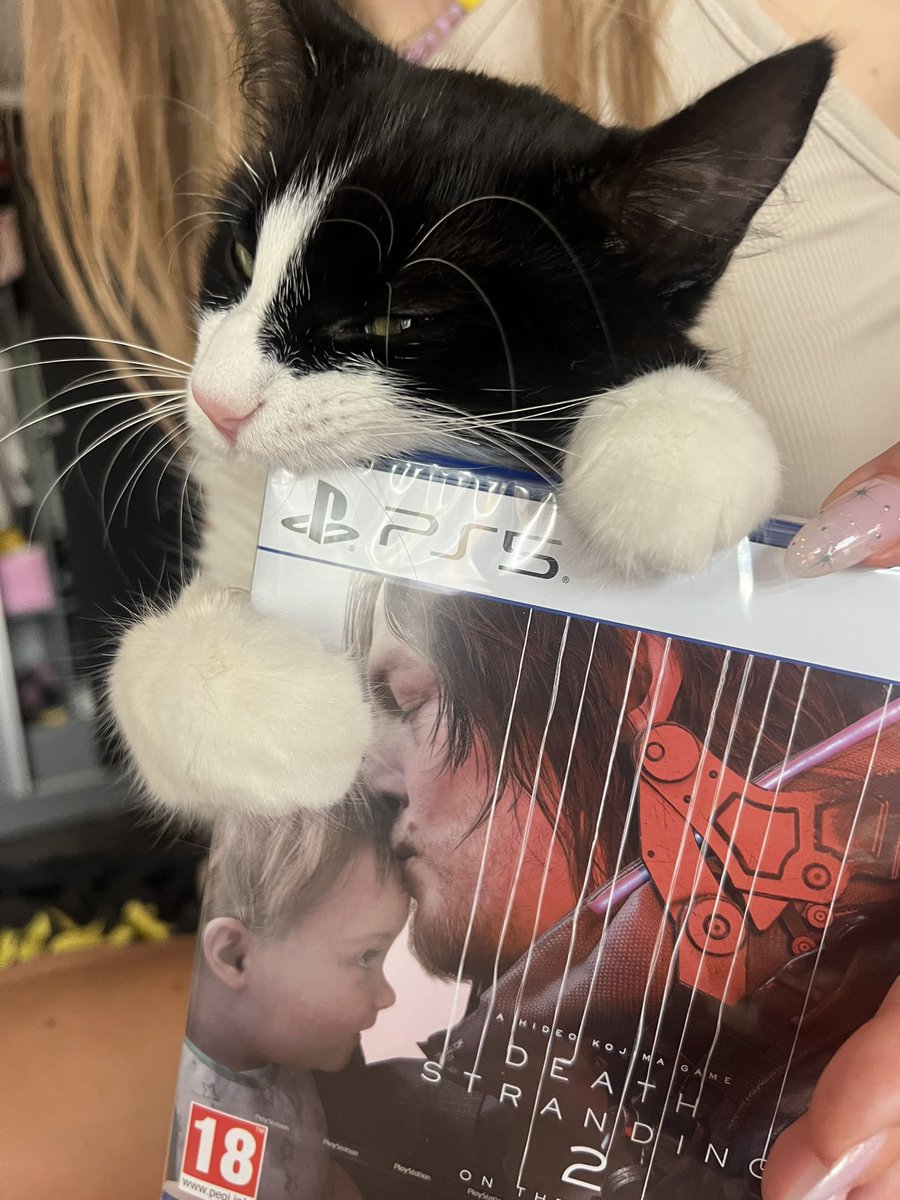 Boneflayer's tweet photo. @HIDEO_KOJIMA_EN my own Bridge Baby helping me unpack this masterpiece https://t.co/6cUb4BZYI1