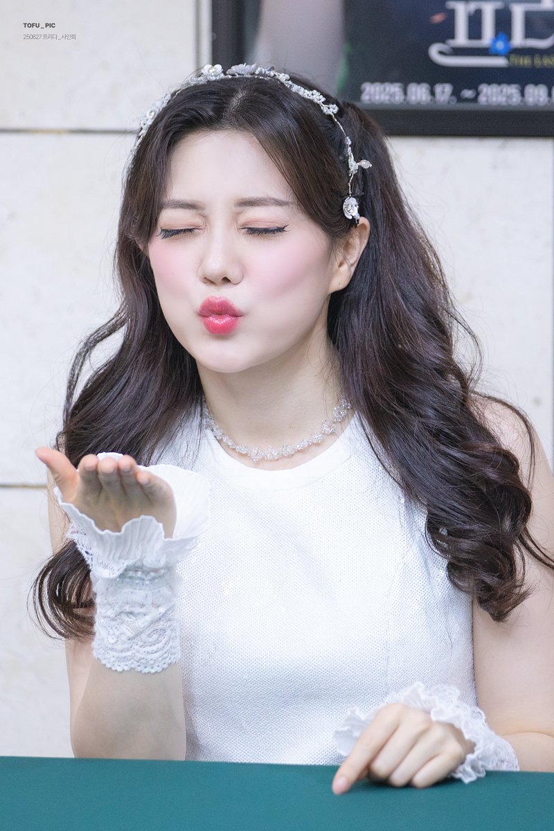 250627 프리다 || 사인회
메모리아 | 박시인

포토타임 천재 아이돌