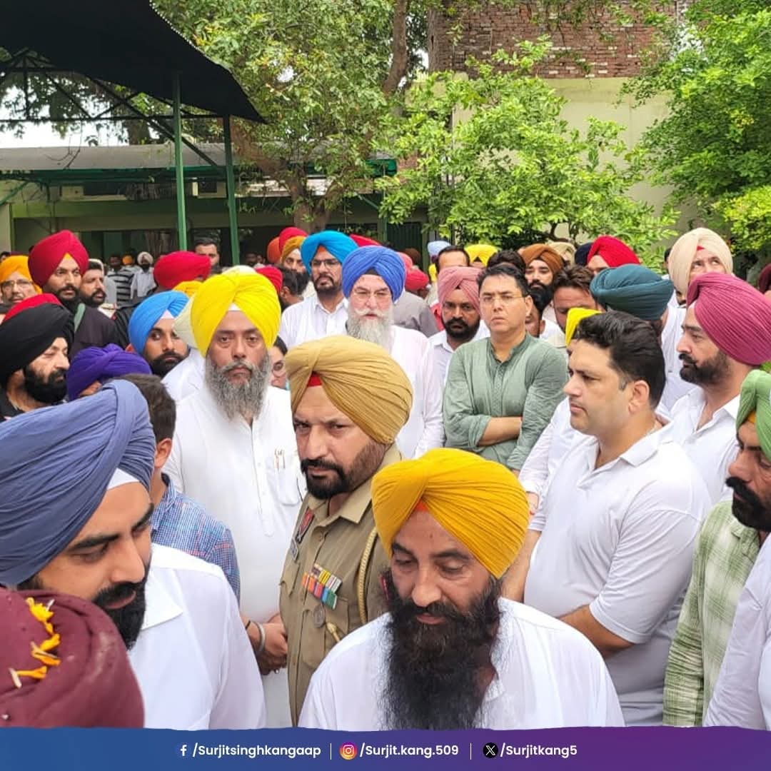 SurjitKang5's tweet photo. ਸਾਡੇ ਸਤਿਕਾਰਯੋਗ ਵਿਧਾਇਕ ਸ. ਕਸ਼ਮੀਰ ਸਿੰਘ ਸੋਹਲ ਜੀ ਦੀ ਅੰਤਿਮ ਵਿਧਾਇਗੀ ਸਮੇਂ ਸਮੁੱਚੀ ਲੀਡਰਸ਼ਿਪ ਨਾਲ ਹਾਜ਼ਰੀ ਭਰੀ ਅਤੇ ਉਹਨਾਂ ਨੂੰ ਸ਼ਰਧਾ ਦੇ ਫੁੱਲ ਭੇਟ ਕੀਤੇ।
@AamAadmiParty @AAPPunjab  #surjitkang #halkabababakala https://t.co/qa18a1NTDN
