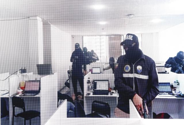 #Quito | Un call center extorsionaba con videos íntimos falsos. Los dueños serían unos ciudadanos chinos que vivían en la zona financiera de la capital y desde ahí les ordenaban a sus ‘empleados’ que amenazaran a sus víctimas. 😲

Revisa el tema acá 👉🏼 ow.ly/QlRt50WhSAp