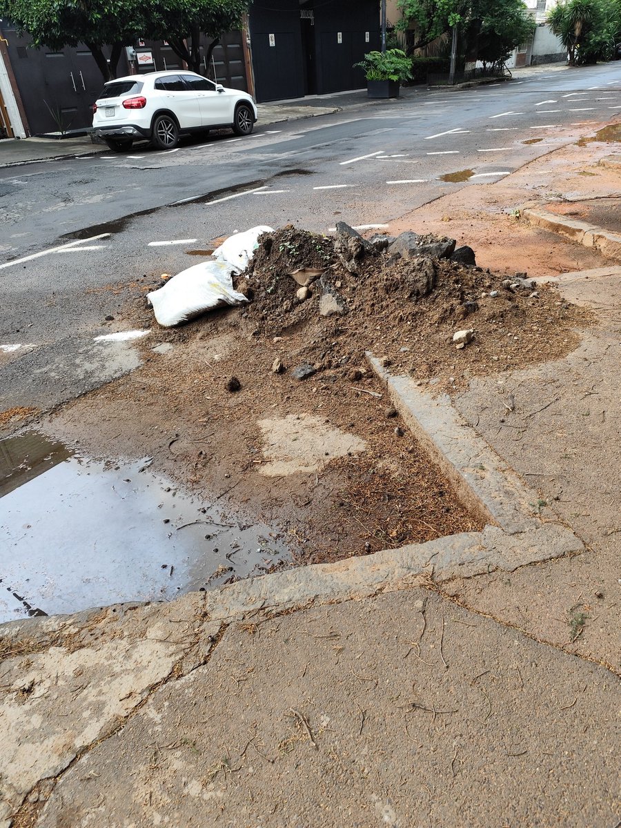 <a href="/AlessandraRdlv/">Alessandra Rojo de la Vega</a> <a href="/marianarmyt/">Mariana Rdz Mier y Terán</a> <a href="/pcacuauhtemoc/">Primer Contacto Alcaldía Cuauhtémoc</a> Por tercera ocasión se pide que pasen a retirar el cascajo que dejaron hace más de un mes que vinieron a la calle de Sindicalismo a bachear, no se vale que digan que lo atienden y sigue ahí frente al número 18.