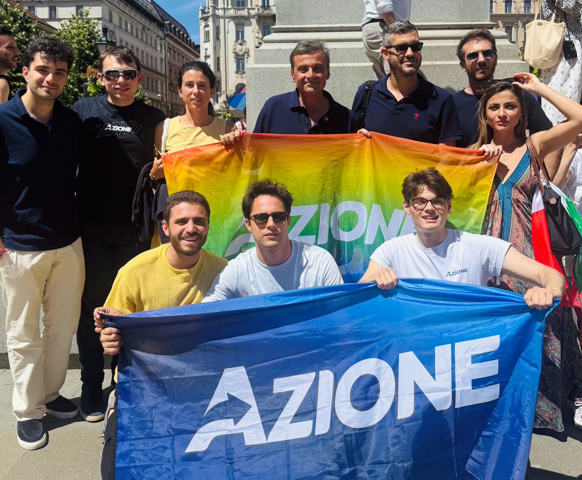 Azione_it's tweet photo. Oggi al #Pride di #Budapest per protestare contro il divieto imposto da #Orban. Le libertà fondamentali vanno difese perché si tratta di valori fondamentali e irrinunciabili dell'Unione Europea.
Ciò che succede ai cittadini ungheresi riguarda anche noi italiani, perché siamo tutti membri della stessa Unione. Per questo non possiamo girarci dall’altra parte di fronte al progressivo smantellamento dello Stato di diritto in #Ungheria, dove si manifestano derive autoritarie, repressione della libertà, con posizioni e azioni sempre più filo-putiniste. 

Non può esserci Europa senza pieno rispetto di tutto questo.
Continueremo a difendere questi valori ovunque vengano messi in discussione.
Dalla parte della libertà, della democrazia e dello Stato di diritto. Sempre.

@fabriziobenzoni 
@PastorellaGiu 
@LaScarpato 
#AzioneUnder30