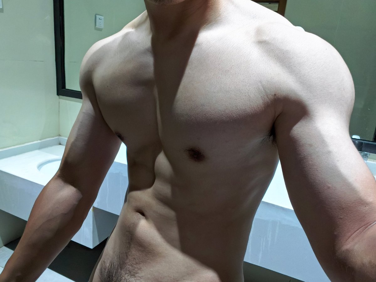 凌晨一点的公厕裸体艺术家