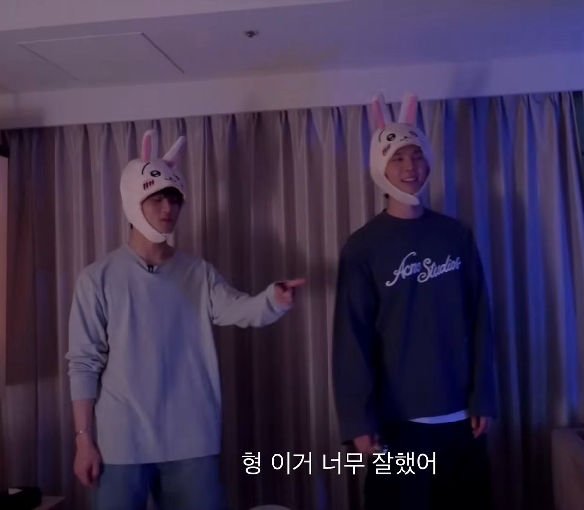 하 근데 도엉잔이 파티 준비할때랑
잔이마키 파티 준비할때 분위기 엄청 다른거  =͟͟͞͞개=͟͟͞͞웃=͟͟͞͞겨
 
도엉쌤 하고싶은거 짱많아서 막 아~~~ ㅜㅜ 엌덕해 하고시퍼ㅜㅜㅜ 하믄 잔이 : …해… 

잔이마키 : 토끼… 토끼니까, 다 큰 토끼니까 당근 두 개… 우리도 토끼… 토끼 주워담기 ㅁㅊ슨