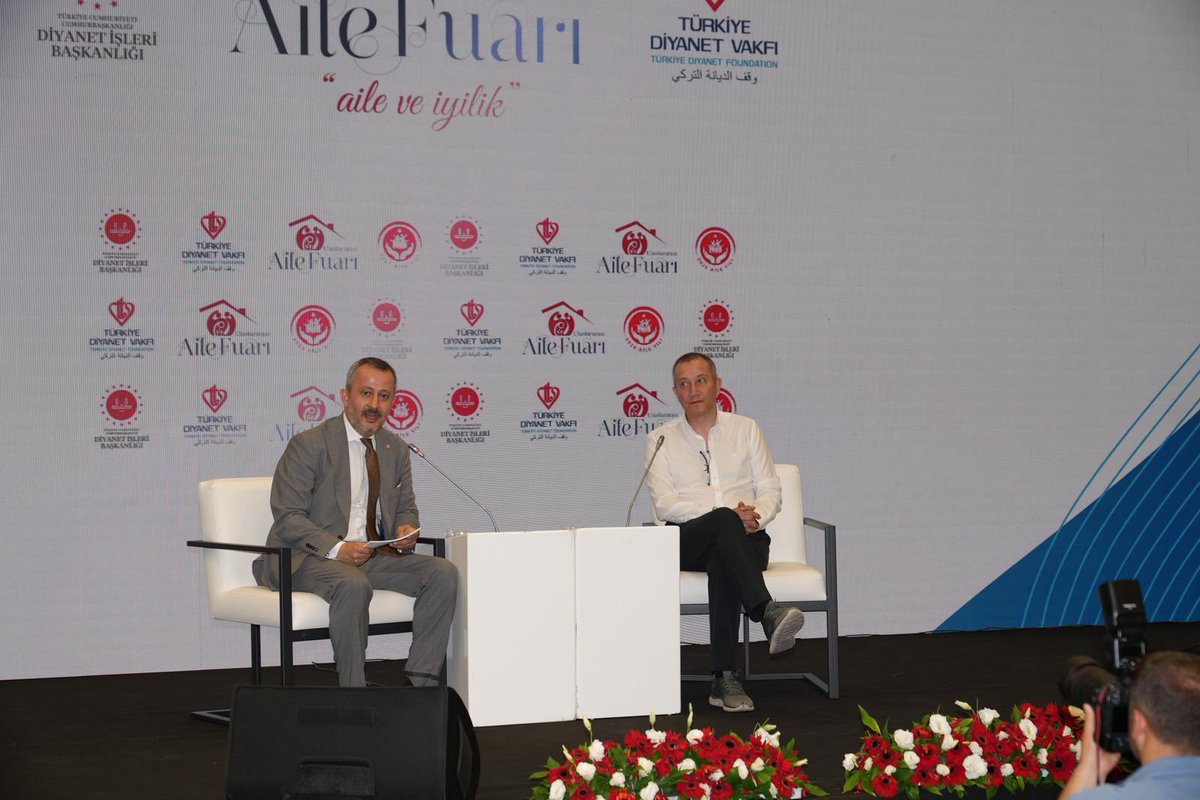 ailefuari's tweet photo. "Dijital Ebeveynlik" konulu söyleşi Üner Karabıyık’ın moderatörlüğünde, Dijital Baba Orhan Toker'in katılımıyla tamamlandı. #AileVeİyilik #aileneiyibak https://t.co/j7O0IObG9P